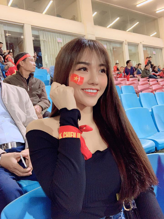 Không chỉ có người yêu Văn Hậu, bạn gái xinh như hot girl của Hoàng Đức cũng thu hút sự chú ý khi ra sân cổ vũ bạn trai - 4 Không chỉ có người yêu Văn Hậu, bạn gái xinh như hot girl của Hoàng Đức cũng thu hút sự chú ý khi ra sân cổ vũ bạn trai - 4
