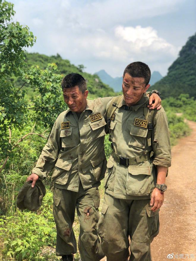 Giả Nãi Lượng nở nụ cười hiếm hoi sau thời gian dài chật vật với lùm xùm ly hôn nhưng vẫn khiến fan xót xa vì gầy rộc, hốc hác - 5 Giả Nãi Lượng nở nụ cười hiếm hoi sau thời gian dài chật vật với lùm xùm ly hôn nhưng vẫn khiến fan xót xa vì gầy rộc, hốc hác - 5