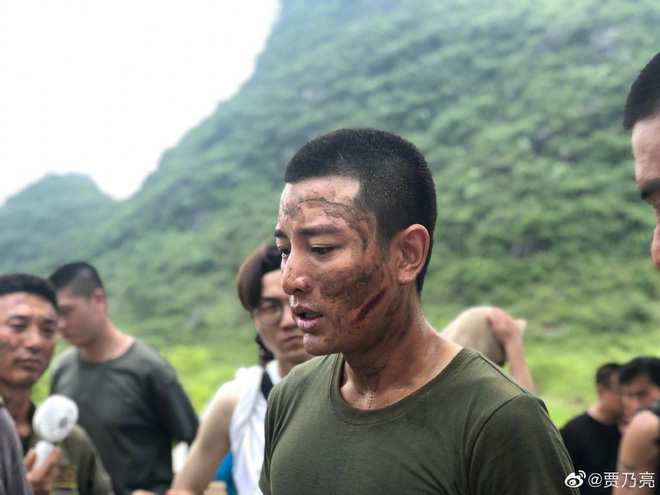 Giả Nãi Lượng nở nụ cười hiếm hoi sau thời gian dài chật vật với lùm xùm ly hôn nhưng vẫn khiến fan xót xa vì gầy rộc, hốc hác - 7 Giả Nãi Lượng nở nụ cười hiếm hoi sau thời gian dài chật vật với lùm xùm ly hôn nhưng vẫn khiến fan xót xa vì gầy rộc, hốc hác - 7