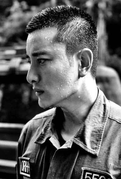 Giả Nãi Lượng nở nụ cười hiếm hoi sau thời gian dài chật vật với lùm xùm ly hôn nhưng vẫn khiến fan xót xa vì gầy rộc, hốc hác - 8 Giả Nãi Lượng nở nụ cười hiếm hoi sau thời gian dài chật vật với lùm xùm ly hôn nhưng vẫn khiến fan xót xa vì gầy rộc, hốc hác - 8
