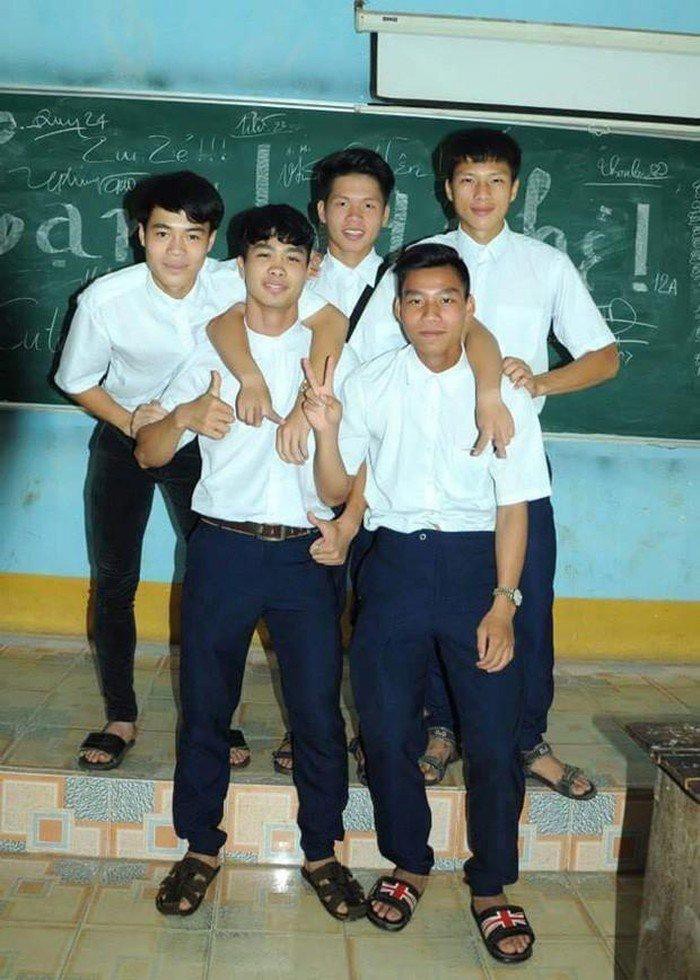Hé lộ loạt ảnh thời thơ ấu của dàn cầu thủ Việt Nam - 6 Hé lộ loạt ảnh thời thơ ấu của dàn cầu thủ Việt Nam - 6