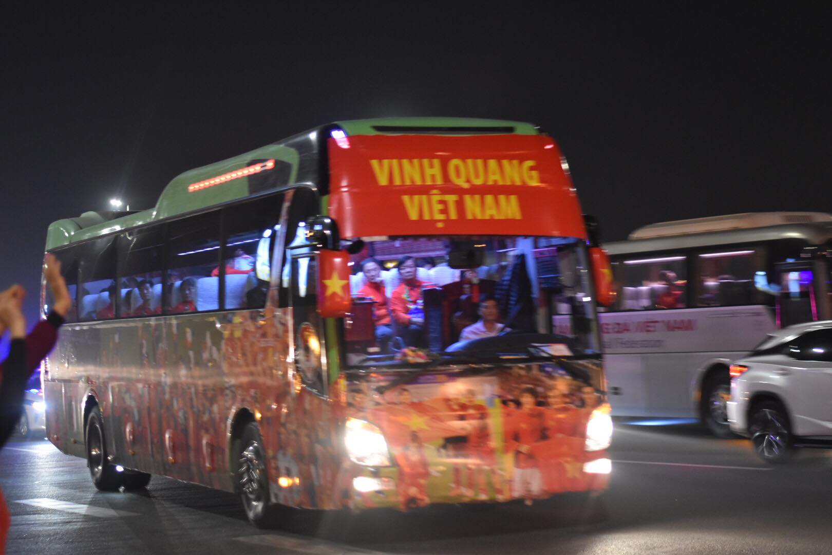 Người hâm mộ tột cùng sung sướng đón chào những người hùng mang vinh quang SEA Games 30 trở về - 12 Người hâm mộ tột cùng sung sướng đón chào những người hùng mang vinh quang SEA Games 30 trở về - 12
