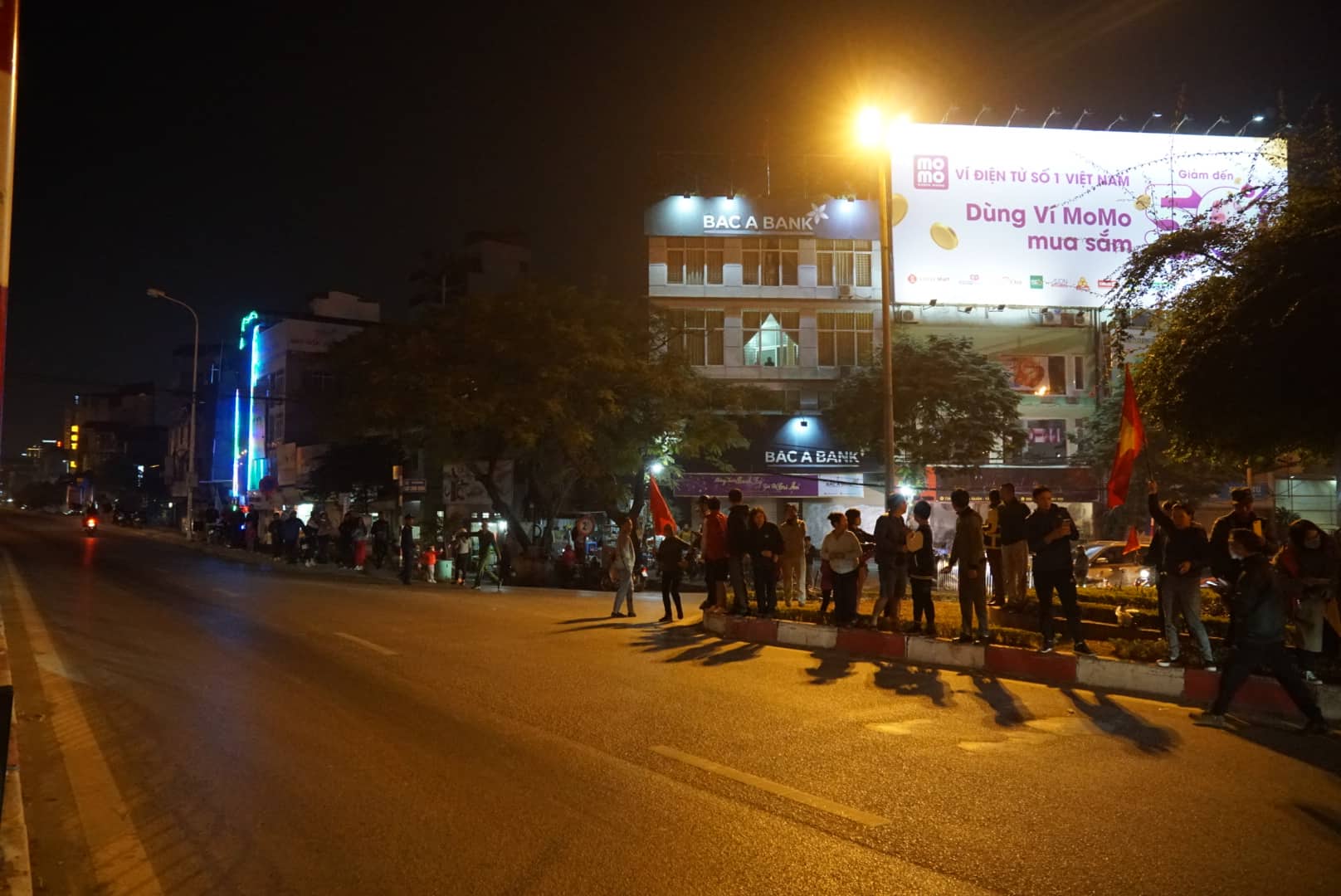 Người hâm mộ tột cùng sung sướng đón chào những người hùng mang vinh quang SEA Games 30 trở về - 14 Người hâm mộ tột cùng sung sướng đón chào những người hùng mang vinh quang SEA Games 30 trở về - 14