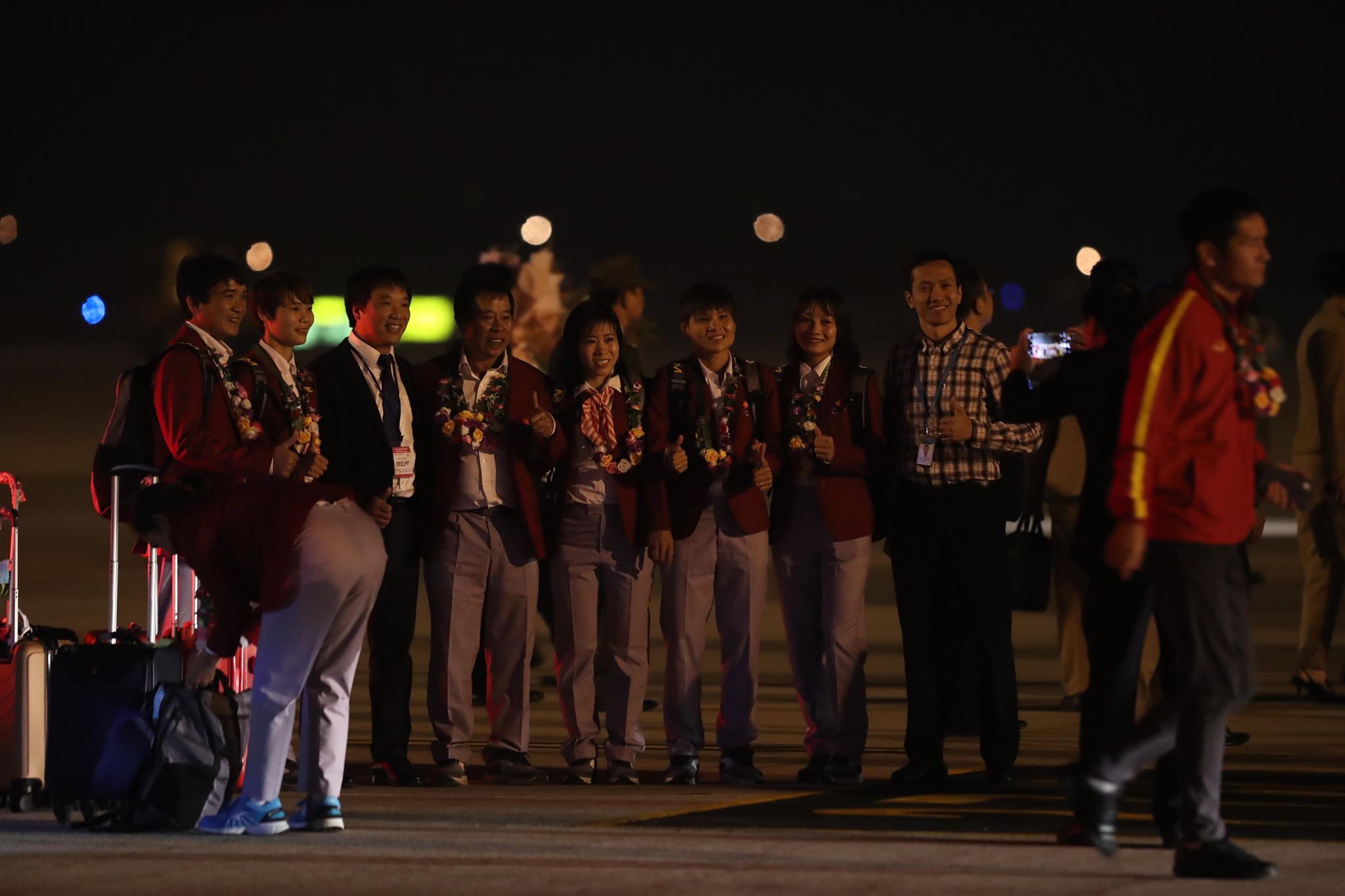 Người hâm mộ tột cùng sung sướng đón chào những người hùng mang vinh quang SEA Games 30 trở về - 7 Người hâm mộ tột cùng sung sướng đón chào những người hùng mang vinh quang SEA Games 30 trở về - 7