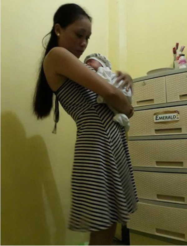 Hoảng hốt với 'thứ' đằng sau lưng cô gái trẻ đang bế đứa bé, cộng đồng mạng: 'Nhìn có khác gì phù thủy Disney không cơ chứ?' - 2 Hoảng hốt với 'thứ' đằng sau lưng cô gái trẻ đang bế đứa bé, cộng đồng mạng: 'Nhìn có khác gì phù thủy Disney không cơ chứ?' - 2