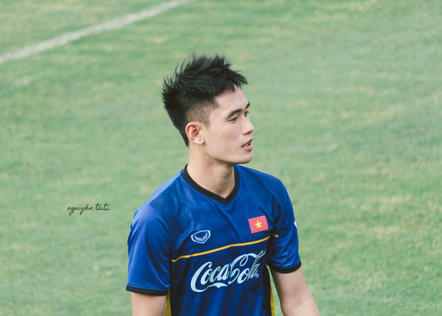 Không hổ danh là một thành viên của 'bộ ba visual U22', vẻ đẹp của Tấn Sinh qua ống kính fan girl khiến dân tình 'đứng ngồi không yên' - 1 Không hổ danh là một thành viên của 'bộ ba visual U22', vẻ đẹp của Tấn Sinh qua ống kính fan girl khiến dân tình 'đứng ngồi không yên' - 1
