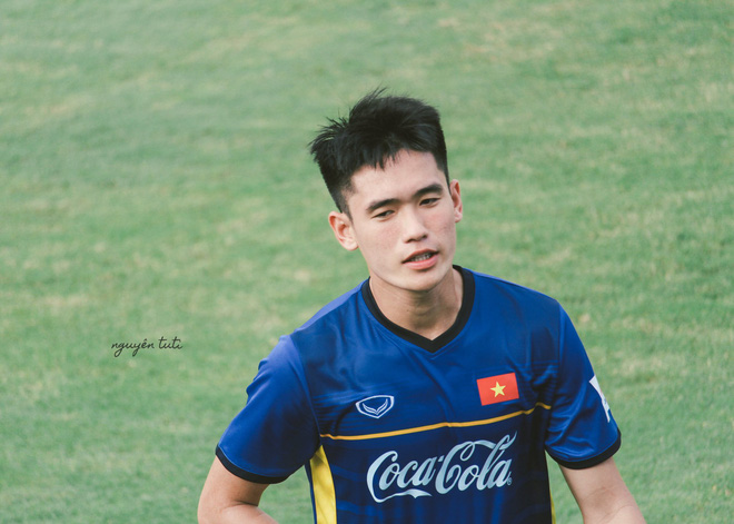 Không hổ danh là một thành viên của 'bộ ba visual U22', vẻ đẹp của Tấn Sinh qua ống kính fan girl khiến dân tình 'đứng ngồi không yên' - 5 Không hổ danh là một thành viên của 'bộ ba visual U22', vẻ đẹp của Tấn Sinh qua ống kính fan girl khiến dân tình 'đứng ngồi không yên' - 5