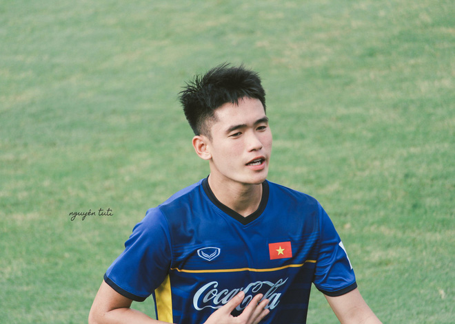 Không hổ danh là một thành viên của 'bộ ba visual U22', vẻ đẹp của Tấn Sinh qua ống kính fan girl khiến dân tình 'đứng ngồi không yên' - 6 Không hổ danh là một thành viên của 'bộ ba visual U22', vẻ đẹp của Tấn Sinh qua ống kính fan girl khiến dân tình 'đứng ngồi không yên' - 6