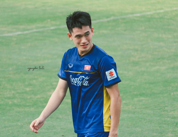 Không hổ danh là một thành viên của 'bộ ba visual U22', vẻ đẹp của Tấn Sinh qua ống kính fan girl khiến dân tình 'đứng ngồi không yên' Không hổ danh là một thành viên của 'bộ ba visual U22', vẻ đẹp của Tấn Sinh qua ống kính fan girl khiến dân tình 'đứng ngồi không yên'