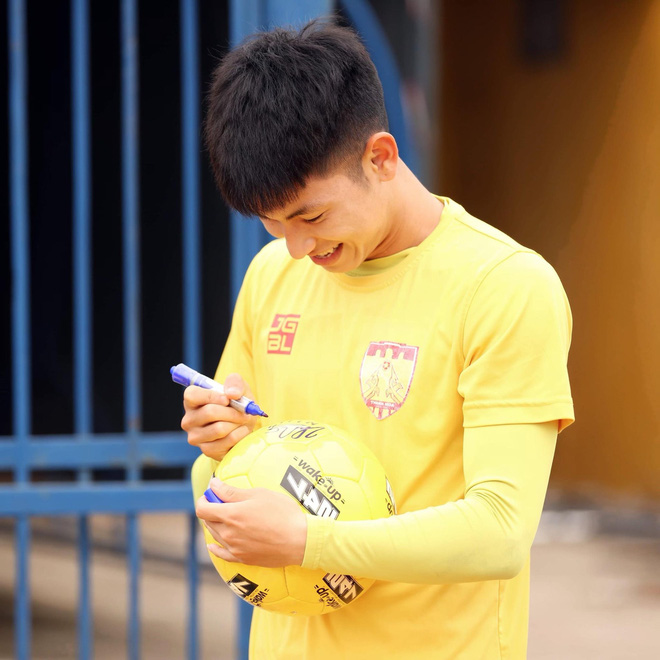Khoảnh khắc đáng yêu của 'visual mới nổi' Nguyễn Trọng Hùng: Lon ton chạy về khán đài xin xỏ cúp bằng...giấy của fan để khoe với đồng đội - 1 Khoảnh khắc đáng yêu của 'visual mới nổi' Nguyễn Trọng Hùng: Lon ton chạy về khán đài xin xỏ cúp bằng...giấy của fan để khoe với đồng đội - 1