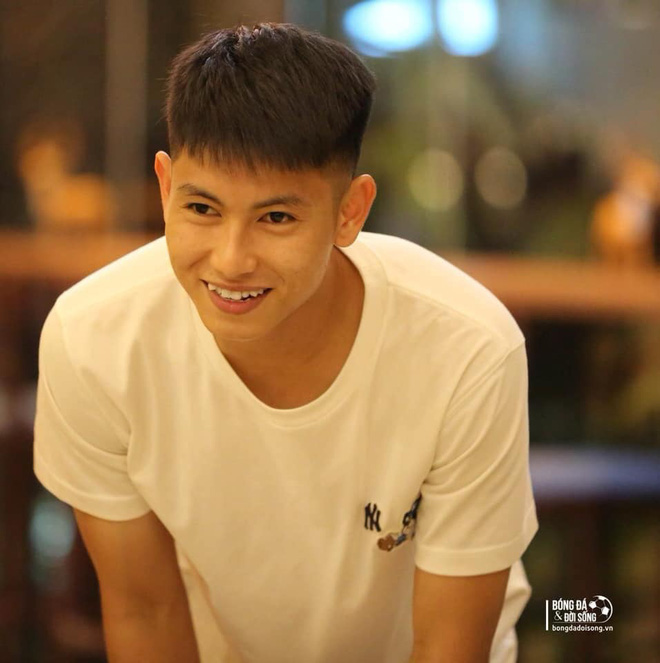 Khoảnh khắc đáng yêu của 'visual mới nổi' Nguyễn Trọng Hùng: Lon ton chạy về khán đài xin xỏ cúp bằng...giấy của fan để khoe với đồng đội - 4 Khoảnh khắc đáng yêu của 'visual mới nổi' Nguyễn Trọng Hùng: Lon ton chạy về khán đài xin xỏ cúp bằng...giấy của fan để khoe với đồng đội - 4