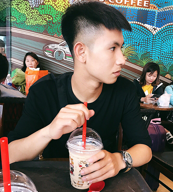 Khoảnh khắc đáng yêu của 'visual mới nổi' Nguyễn Trọng Hùng: Lon ton chạy về khán đài xin xỏ cúp bằng...giấy của fan để khoe với đồng đội - 5 Khoảnh khắc đáng yêu của 'visual mới nổi' Nguyễn Trọng Hùng: Lon ton chạy về khán đài xin xỏ cúp bằng...giấy của fan để khoe với đồng đội - 5