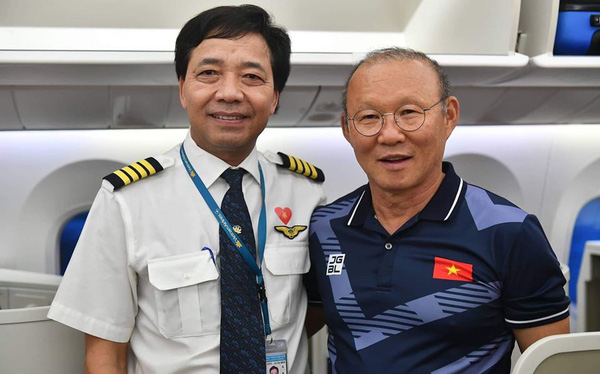 Cơ trưởng chuyến bay chở các nhà vô địch kể những chuyện lạ Cơ trưởng chuyến bay chở các nhà vô địch kể những chuyện lạ