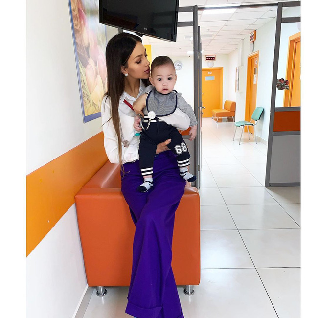 Con trai cựu vương Malaysia gây chú ý với thần thái cực chất trong ảnh mới và sự lột xác ngoạn mục của người đẹp Nga sau 6 tháng ly hôn Con trai cựu vương Malaysia gây chú ý với thần thái cực chất trong ảnh mới và sự lột xác ngoạn mục của người đẹp Nga sau 6 tháng ly hôn
