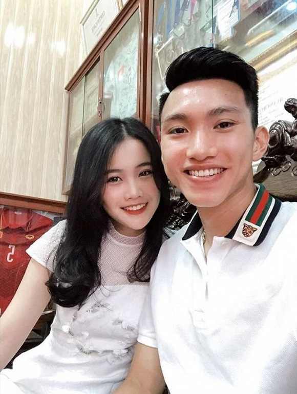 Thấy bạn gái hot girl đăng ảnh thả thính, Văn Hậu lạnh lùng quăng ảnh 'dìm hàng', ngờ đâu lại bị đáp trả sâu cay hết sức - 4 Thấy bạn gái hot girl đăng ảnh thả thính, Văn Hậu lạnh lùng quăng ảnh 'dìm hàng', ngờ đâu lại bị đáp trả sâu cay hết sức - 4