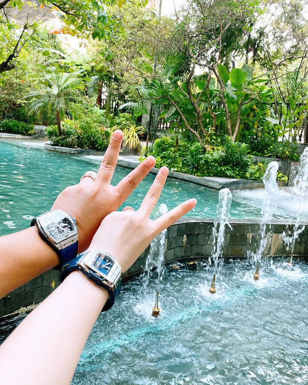 Bảo Thy tiết lộ những thay đổi mới lạ sau 1 tháng kết hôn, 'tiện thể' khoe luôn cặp đồng hồ đôi gần nửa tỷ đồng Bảo Thy tiết lộ những thay đổi mới lạ sau 1 tháng kết hôn, 'tiện thể' khoe luôn cặp đồng hồ đôi gần nửa tỷ đồng