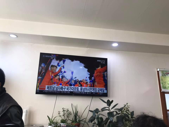 Báo chí Hàn Quốc đứng chật ở sân bay, săn đón U22 Việt Nam và HLV Park Hang-seo - 2 Báo chí Hàn Quốc đứng chật ở sân bay, săn đón U22 Việt Nam và HLV Park Hang-seo - 2