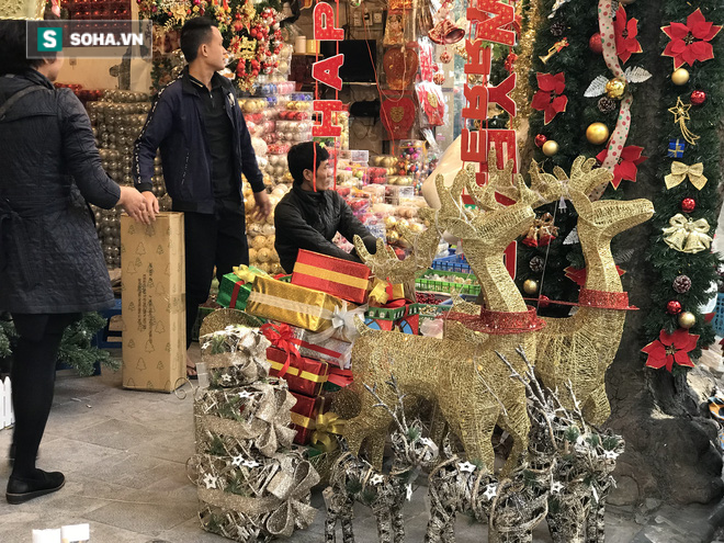 Cây thông vàng, ông già Noel bạc 'sang chảnh' tại phố Cổ có giá cao ngất ngưởng vẫn cháy hàng - 10 Cây thông vàng, ông già Noel bạc 'sang chảnh' tại phố Cổ có giá cao ngất ngưởng vẫn cháy hàng - 10