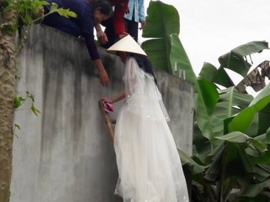 Mẹ chồng nghe lời thầy bói, hôm cưới bắt tôi đi cửa sau, tôi phải làm sao? Mẹ chồng nghe lời thầy bói, hôm cưới bắt tôi đi cửa sau, tôi phải làm sao?