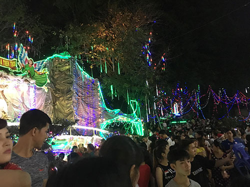 Chùm ảnh: Không khí Giáng sinh rộn ràng, đầy màu sắc tại các tỉnh miền Nam Chùm ảnh: Không khí Giáng sinh rộn ràng, đầy màu sắc tại các tỉnh miền Nam