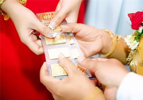 Đêm tân hôn mẹ chồng gõ cửa đòi 'giữ hộ' tiền mừng cưới phải làm sao? Đêm tân hôn mẹ chồng gõ cửa đòi 'giữ hộ' tiền mừng cưới phải làm sao?