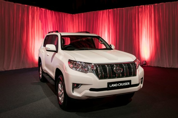 Cận cảnh Toyota Land Cruiser mang tên Commerical mới trình làng Cận cảnh Toyota Land Cruiser mang tên Commerical mới trình làng