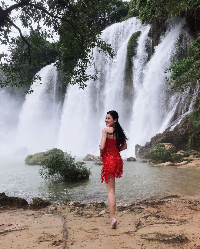 Rơi nước mắt với câu chuyện của cô gái mất 1 chân xuất hiện trên phố đi bộ Hà Nội - 1 Rơi nước mắt với câu chuyện của cô gái mất 1 chân xuất hiện trên phố đi bộ Hà Nội - 1