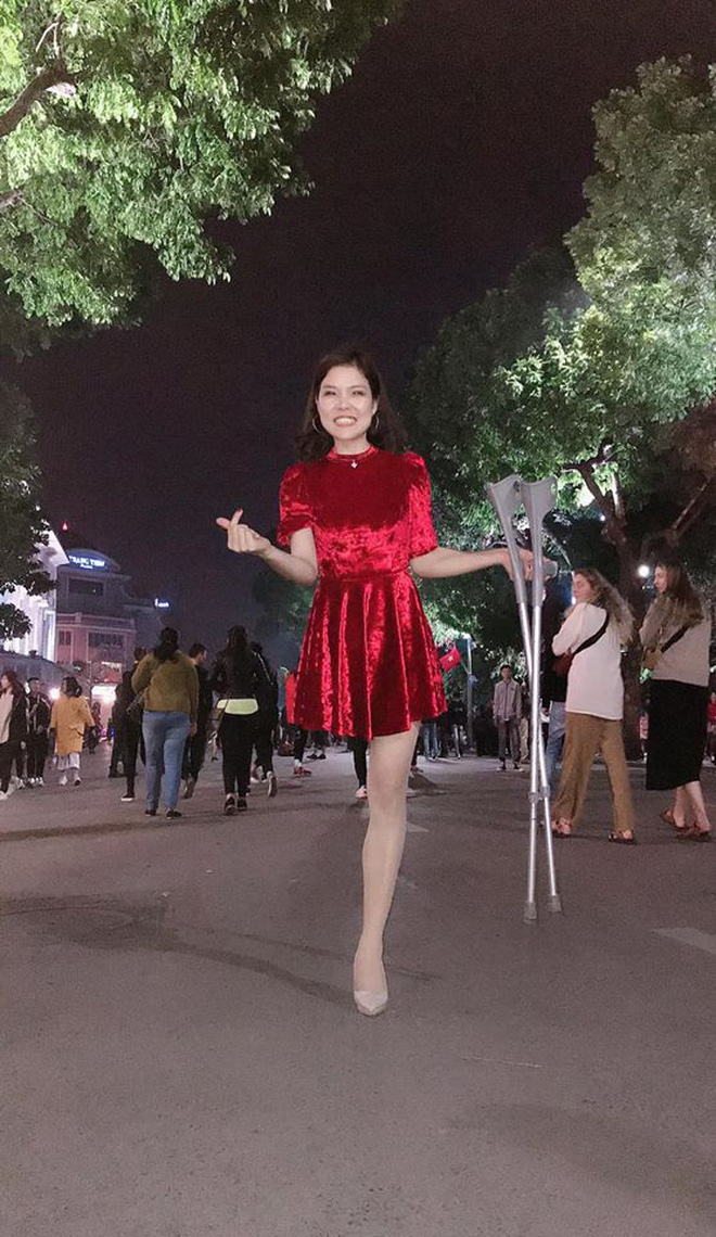 Rơi nước mắt với câu chuyện của cô gái mất 1 chân xuất hiện trên phố đi bộ Hà Nội - 4 Rơi nước mắt với câu chuyện của cô gái mất 1 chân xuất hiện trên phố đi bộ Hà Nội - 4