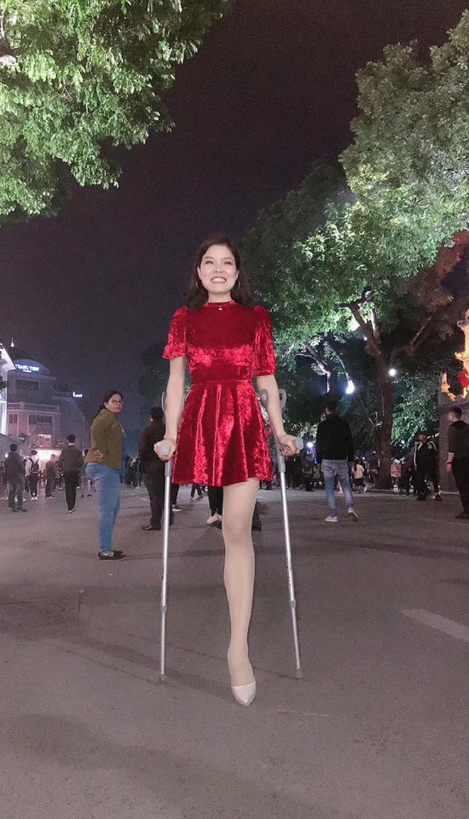 Rơi nước mắt với câu chuyện của cô gái mất 1 chân xuất hiện trên phố đi bộ Hà Nội - 5 Rơi nước mắt với câu chuyện của cô gái mất 1 chân xuất hiện trên phố đi bộ Hà Nội - 5