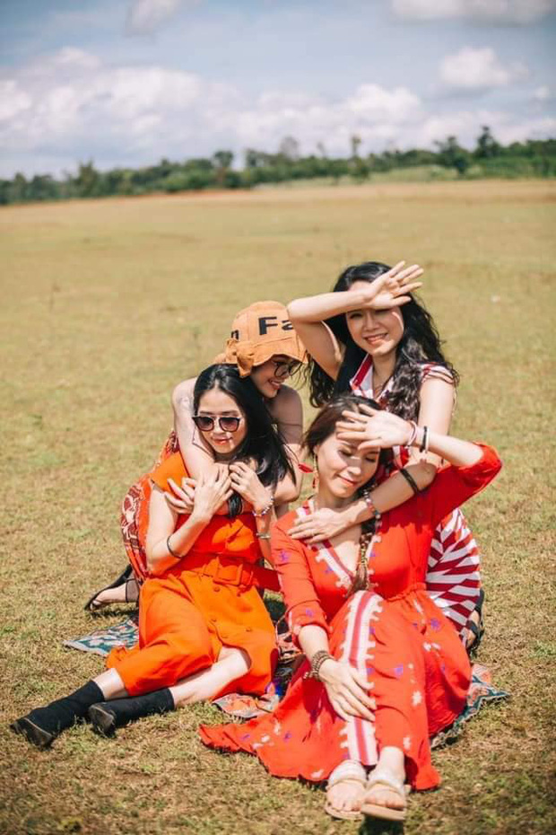 'Thiếu nữ' U40 tự tin diện crop top khoe dáng nuột, con gái ngậm ngùi than: 'Mình mà giống mẹ thì đã không ế' - 2 'Thiếu nữ' U40 tự tin diện crop top khoe dáng nuột, con gái ngậm ngùi than: 'Mình mà giống mẹ thì đã không ế' - 2