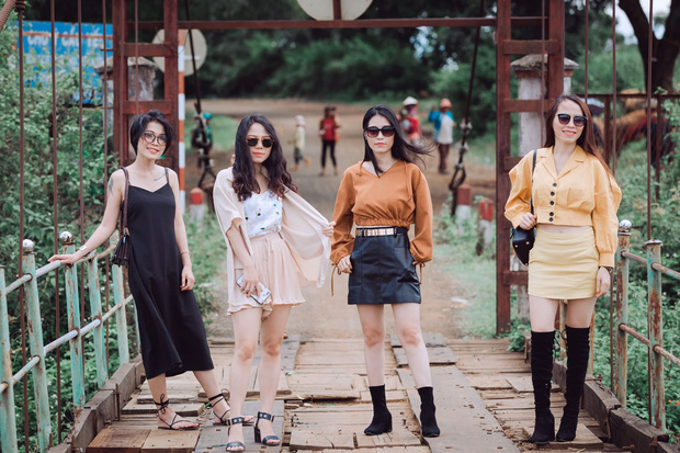 'Thiếu nữ' U40 tự tin diện crop top khoe dáng nuột, con gái ngậm ngùi than: 'Mình mà giống mẹ thì đã không ế' - 1 'Thiếu nữ' U40 tự tin diện crop top khoe dáng nuột, con gái ngậm ngùi than: 'Mình mà giống mẹ thì đã không ế' - 1