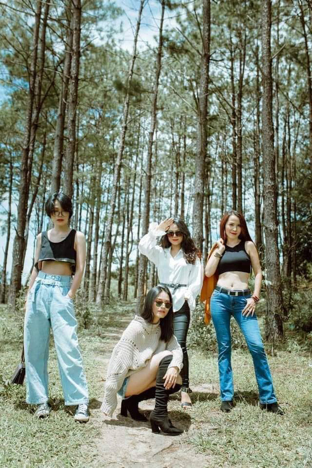 'Thiếu nữ' U40 tự tin diện crop top khoe dáng nuột, con gái ngậm ngùi than: 'Mình mà giống mẹ thì đã không ế' 'Thiếu nữ' U40 tự tin diện crop top khoe dáng nuột, con gái ngậm ngùi than: 'Mình mà giống mẹ thì đã không ế'