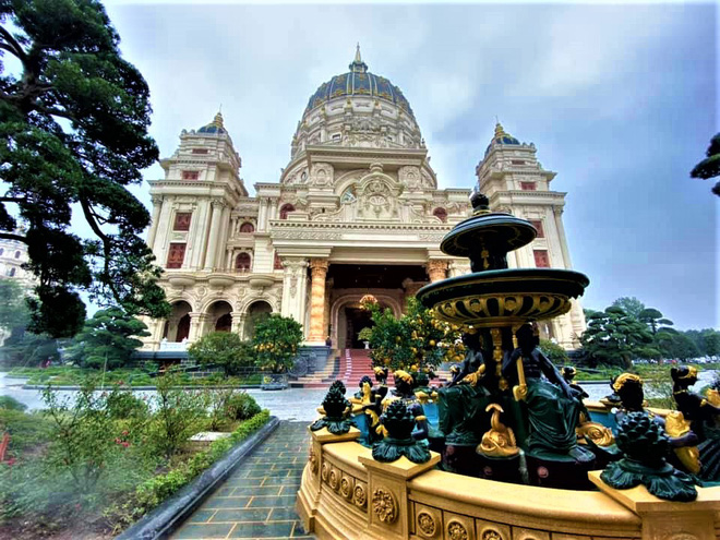 Cận cảnh bên trong tòa lâu đài dát vàng nghìn tỷ của đại gia Ninh Bình - 10 Cận cảnh bên trong tòa lâu đài dát vàng nghìn tỷ của đại gia Ninh Bình - 10