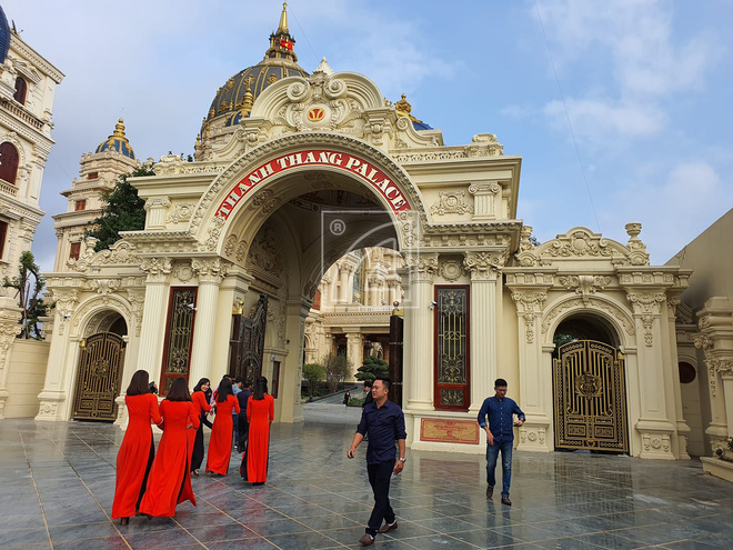 Cận cảnh bên trong tòa lâu đài dát vàng nghìn tỷ của đại gia Ninh Bình - 2 Cận cảnh bên trong tòa lâu đài dát vàng nghìn tỷ của đại gia Ninh Bình - 2