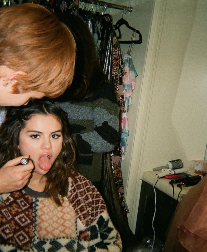 Selena Gomez diện đầm xẻ sâu - 2 Selena Gomez diện đầm xẻ sâu - 2