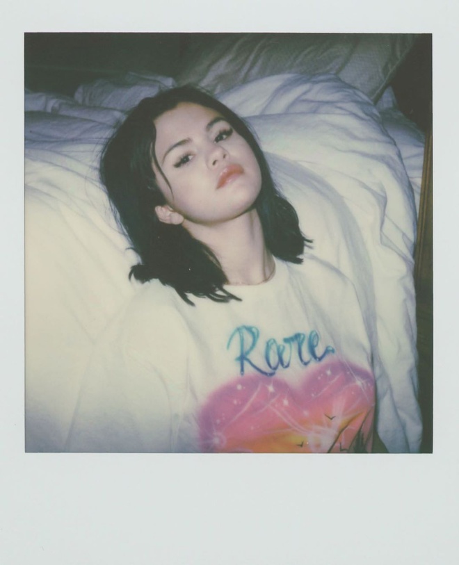 Selena Gomez diện đầm xẻ sâu - 4 Selena Gomez diện đầm xẻ sâu - 4