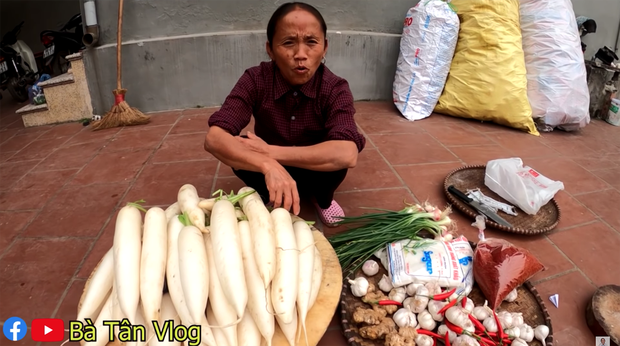Làm một mâm kim chi củ cải 'siêu ngon khổng lồ' nhưng bà Tân Vlog lại mời khách thưởng thức theo cách kì dị thế này đây Làm một mâm kim chi củ cải 'siêu ngon khổng lồ' nhưng bà Tân Vlog lại mời khách thưởng thức theo cách kì dị thế này đây