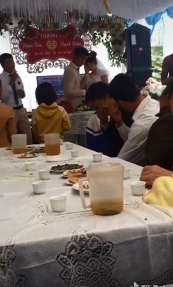 Chỉ một câu nói của cô dâu trong đám cưới đã khiến khách mời rơi nước mắt nhưng cư dân mạng lại phản ứng trái chiều - 1 Chỉ một câu nói của cô dâu trong đám cưới đã khiến khách mời rơi nước mắt nhưng cư dân mạng lại phản ứng trái chiều - 1