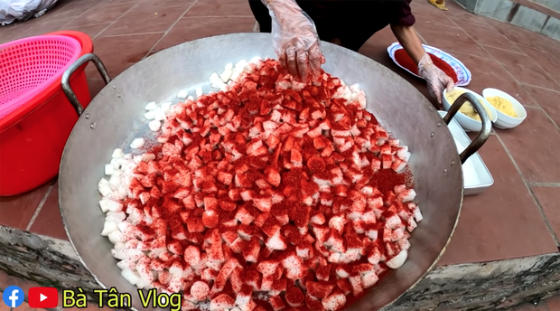 Làm một mâm kim chi củ cải 'siêu ngon khổng lồ' nhưng bà Tân Vlog lại mời khách thưởng thức theo cách kì dị thế này đây - 3 Làm một mâm kim chi củ cải 'siêu ngon khổng lồ' nhưng bà Tân Vlog lại mời khách thưởng thức theo cách kì dị thế này đây - 3