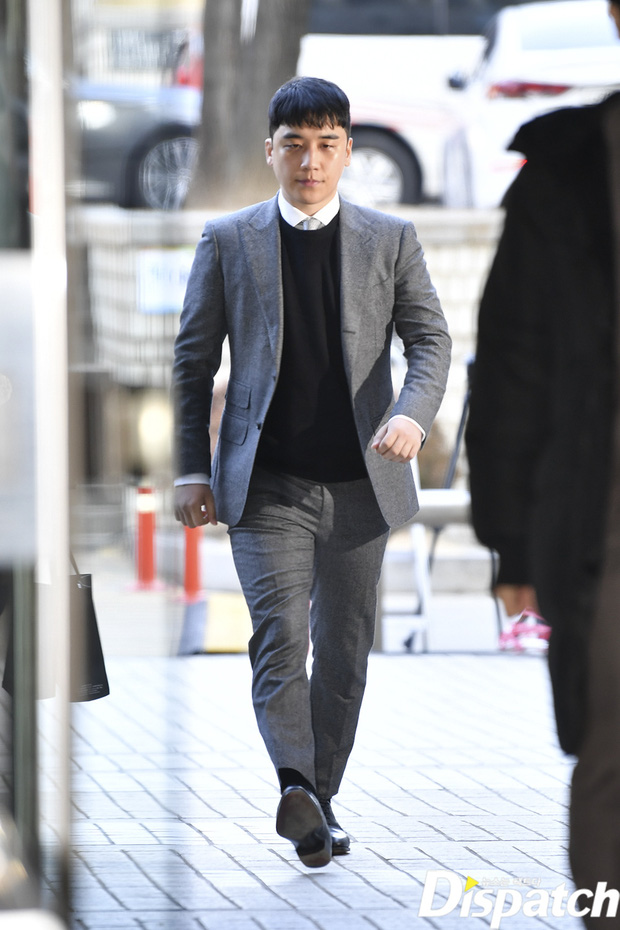 Seungri trình diện trước lệnh bắt giữ vì 7 cáo buộc hình sự, nụ cười bí hiểm khi bước ra khỏi tòa gây chú ý Seungri trình diện trước lệnh bắt giữ vì 7 cáo buộc hình sự, nụ cười bí hiểm khi bước ra khỏi tòa gây chú ý