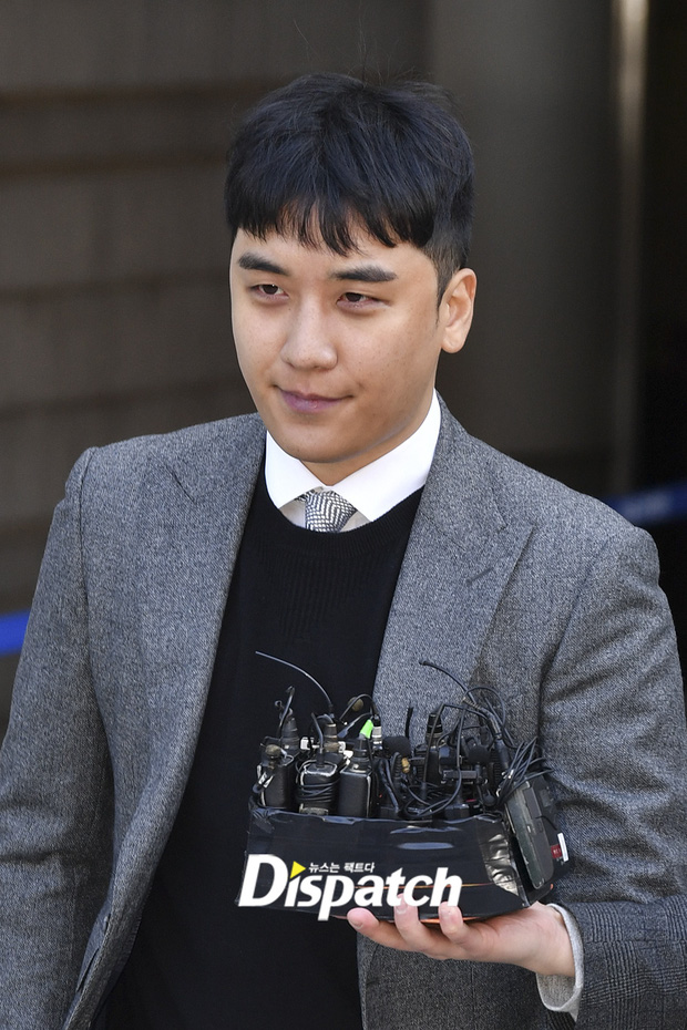 Seungri trình diện trước lệnh bắt giữ vì 7 cáo buộc hình sự, nụ cười bí hiểm khi bước ra khỏi tòa gây chú ý - 6 Seungri trình diện trước lệnh bắt giữ vì 7 cáo buộc hình sự, nụ cười bí hiểm khi bước ra khỏi tòa gây chú ý - 6