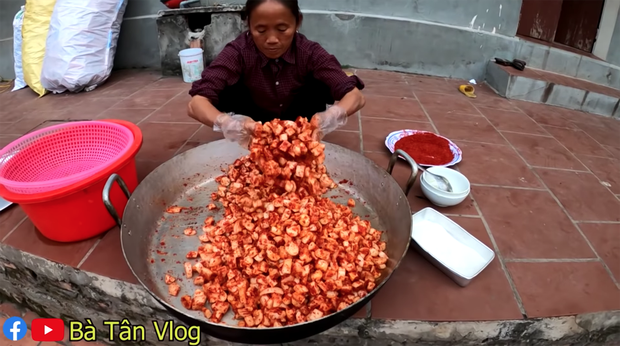Làm một mâm kim chi củ cải 'siêu ngon khổng lồ' nhưng bà Tân Vlog lại mời khách thưởng thức theo cách kì dị thế này đây - 4 Làm một mâm kim chi củ cải 'siêu ngon khổng lồ' nhưng bà Tân Vlog lại mời khách thưởng thức theo cách kì dị thế này đây - 4