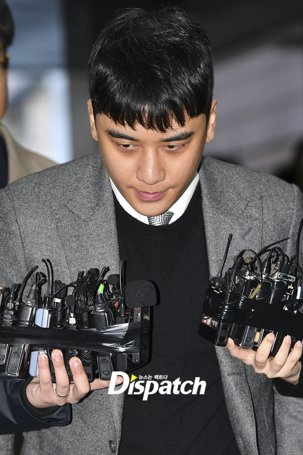 Seungri trình diện trước lệnh bắt giữ vì 7 cáo buộc hình sự, nụ cười bí hiểm khi bước ra khỏi tòa gây chú ý - 4 Seungri trình diện trước lệnh bắt giữ vì 7 cáo buộc hình sự, nụ cười bí hiểm khi bước ra khỏi tòa gây chú ý - 4