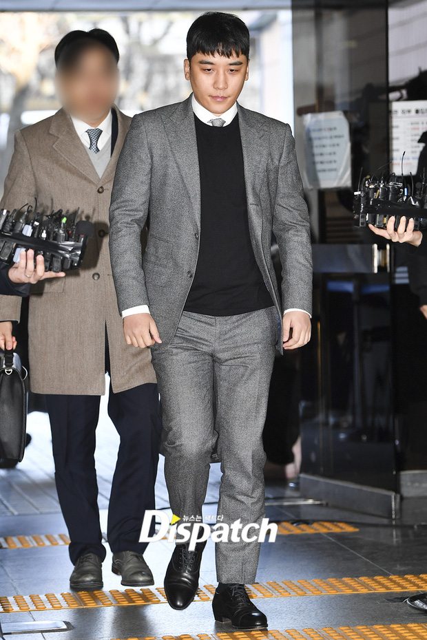 Seungri trình diện trước lệnh bắt giữ vì 7 cáo buộc hình sự, nụ cười bí hiểm khi bước ra khỏi tòa gây chú ý - 2 Seungri trình diện trước lệnh bắt giữ vì 7 cáo buộc hình sự, nụ cười bí hiểm khi bước ra khỏi tòa gây chú ý - 2