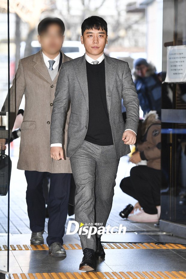 Seungri trình diện trước lệnh bắt giữ vì 7 cáo buộc hình sự, nụ cười bí hiểm khi bước ra khỏi tòa gây chú ý - 1 Seungri trình diện trước lệnh bắt giữ vì 7 cáo buộc hình sự, nụ cười bí hiểm khi bước ra khỏi tòa gây chú ý - 1