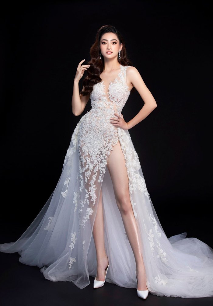 Vấp ngã trên thảm đỏ vì váy dài quét đất, Lương Thùy Linh vẫn thần thái rạng ngời - 4 Vấp ngã trên thảm đỏ vì váy dài quét đất, Lương Thùy Linh vẫn thần thái rạng ngời - 4