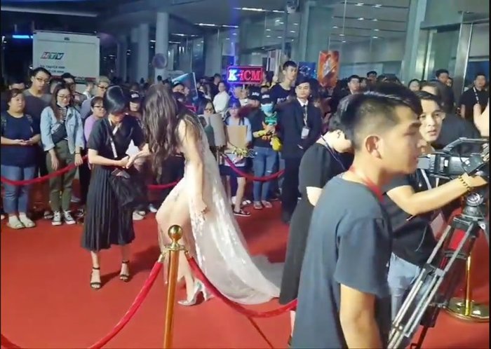 Vấp ngã trên thảm đỏ vì váy dài quét đất, Lương Thùy Linh vẫn thần thái rạng ngời - 1 Vấp ngã trên thảm đỏ vì váy dài quét đất, Lương Thùy Linh vẫn thần thái rạng ngời - 1
