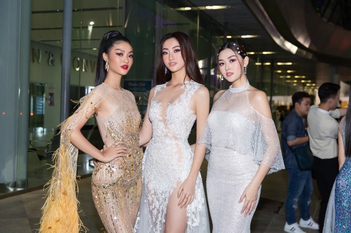 Vấp ngã trên thảm đỏ vì váy dài quét đất, Lương Thùy Linh vẫn thần thái rạng ngời - 5 Vấp ngã trên thảm đỏ vì váy dài quét đất, Lương Thùy Linh vẫn thần thái rạng ngời - 5