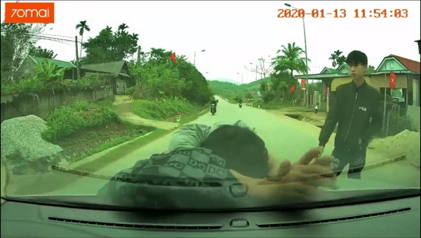 Sốc nặng với người đàn ông uống say lao ngay ra giữa đường òa khóc, nhìn con trai bất lực đi xin lỗi chủ xe mà chán thay Sốc nặng với người đàn ông uống say lao ngay ra giữa đường òa khóc, nhìn con trai bất lực đi xin lỗi chủ xe mà chán thay