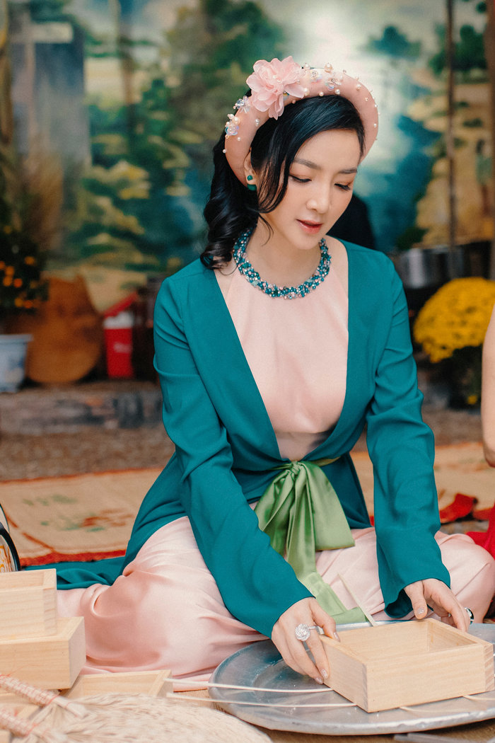 Vũ Thu Phương đọ sắc cùng H’Hen Niê và Khánh Vân trong tà áo tứ thân du xuân - 6 Vũ Thu Phương đọ sắc cùng H’Hen Niê và Khánh Vân trong tà áo tứ thân du xuân - 6
